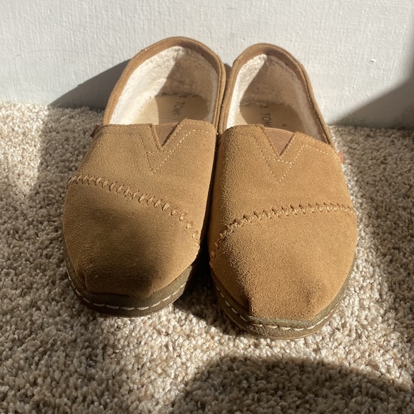 Tom’s Fur Lined Moccasins (Women’s) - Picture 2 of 6